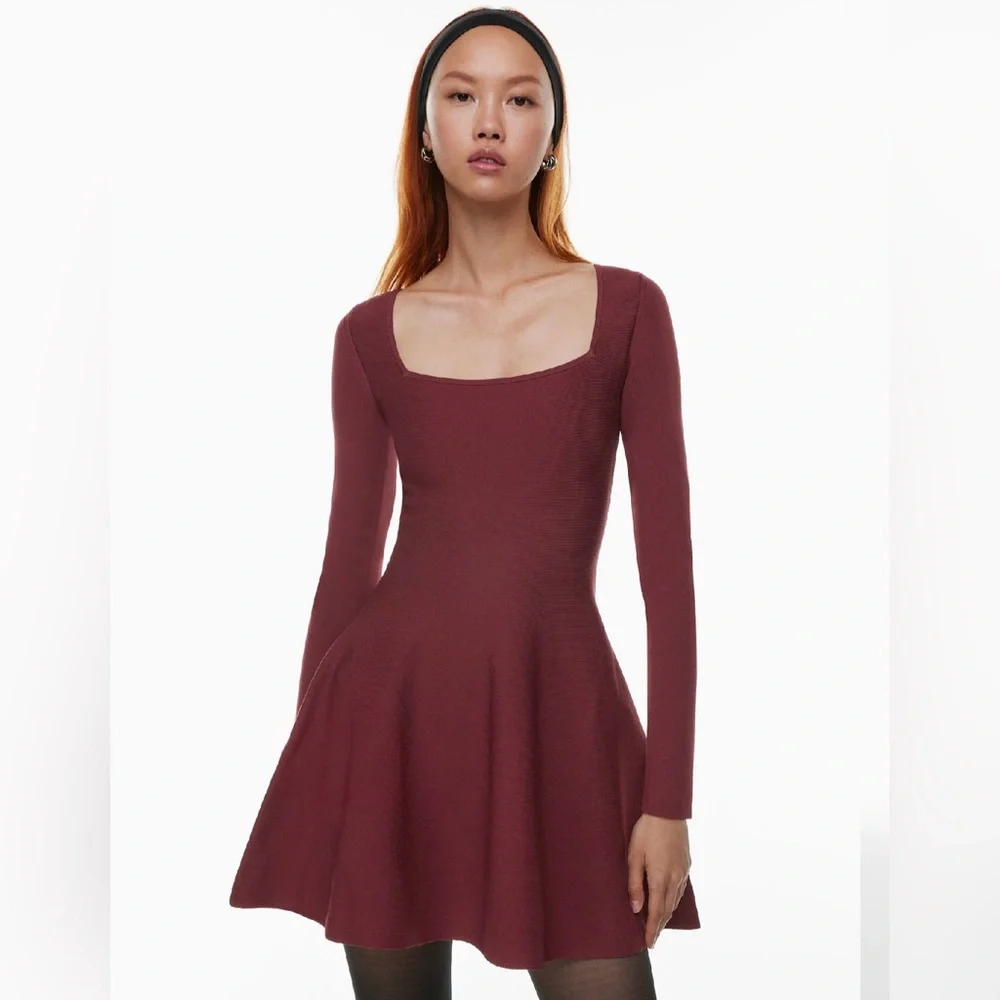 Babaton Dresses - Sculpt Knit Applause burgundy Dress
Longsleeve knit mini dress - Picture 2 of 7
